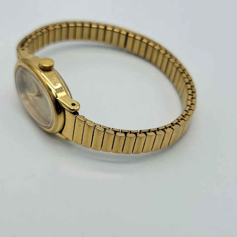 Reloj Timex 1996 de colección para mujer esfera ovalada de 18 mm banda elástica tono dorado, funciona Foto 3 de 4