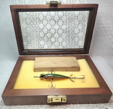 VINTAGE SHAKESPEARE #33 LURE SEE THRU HARDWARE W/WOOD DOVE TAIL BOX-DISPLAY CASE