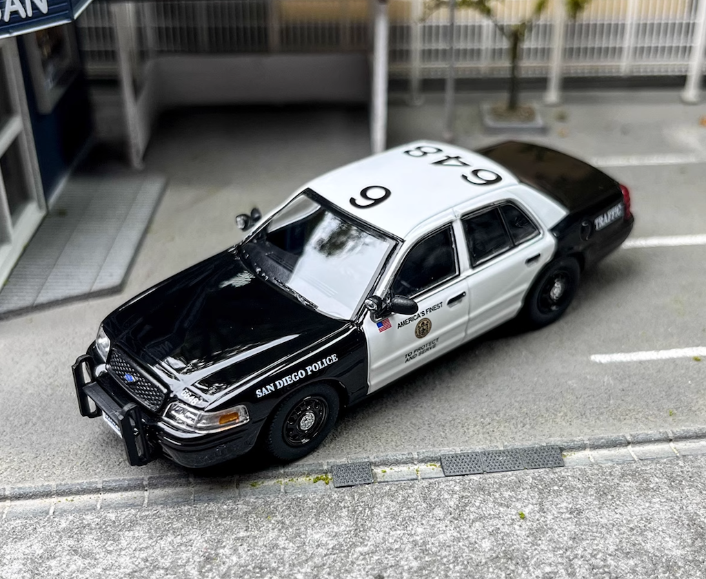 EY Rollin 1:64 SDPD San Diego Police CV CROWN VICTORIA Model Diecast Display Car