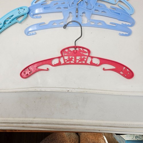 Lot of 12 Vintage Plastic Childrens Hangers Nursery Rhyme Carousel - Picture 4 of 9