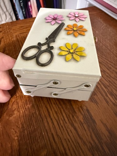 Caja expandible de metal antiguo sin marca flor y tijeras en la parte superior - Imagen 4 de 6