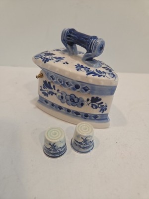 DBL Delft Blauw Iron Shaped Trinket Dish With Hinged Lid And Two Thimbles