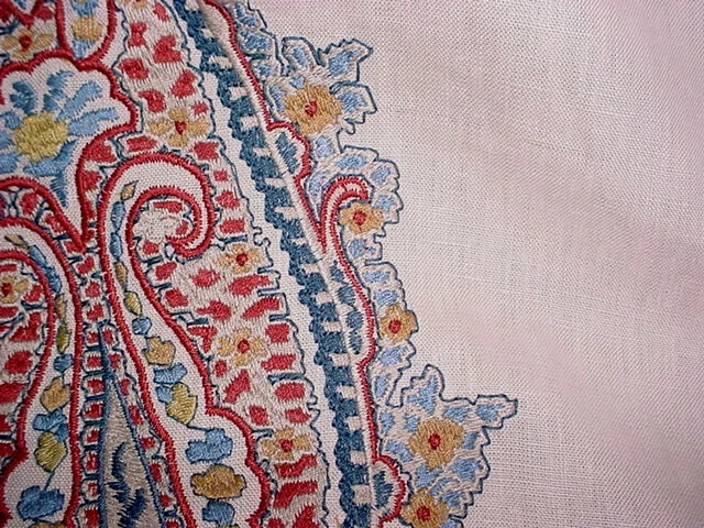 Tela de tapicería de lino bordada 1-1/4 Lee Jofa 2012113 Khamsa Pasiley Foto 3 de 4