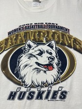 Vintage UConn Huskies Basketball NCAA Champions Adult Shirt 2002 Men's Size XL.
