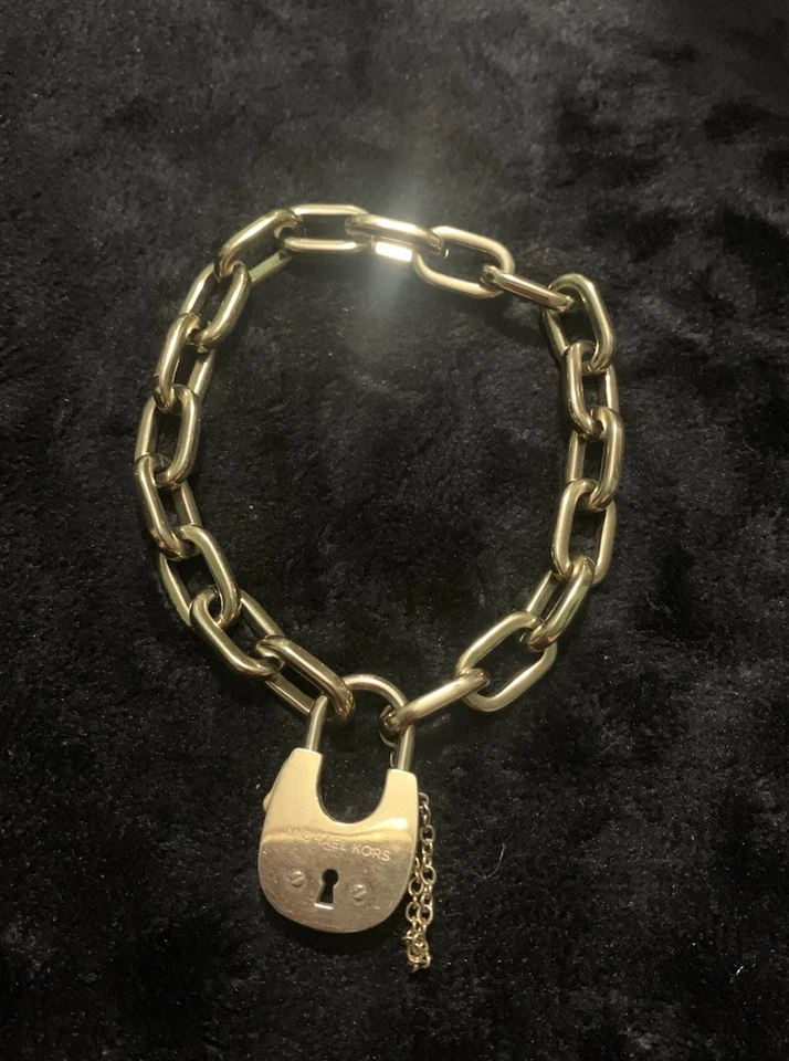 "Brazalete de cadena de eslabones tono dorado Michael Kors candado candado, 7 1/4""" Foto 3 de 4