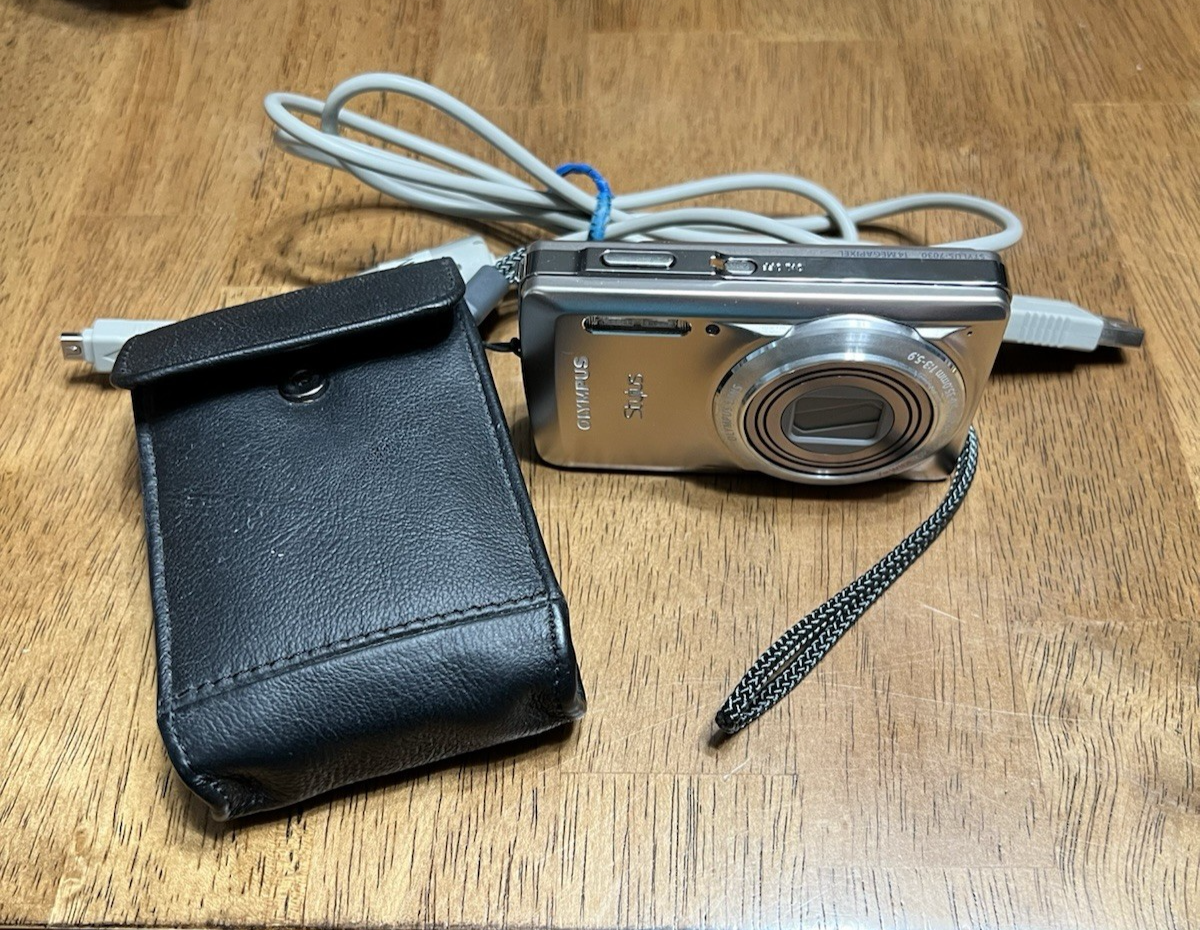 Olympus Stylus 7030 14MP Silver Compact Camera with Case, Cord & SD Card - Tested & Working