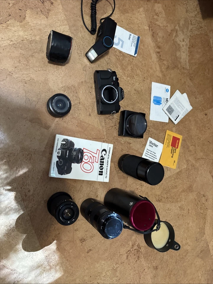 Cámara Canon T60 con montaje de lente, lentes surtidas y tiristor Vivitar. Foto 3 de 4