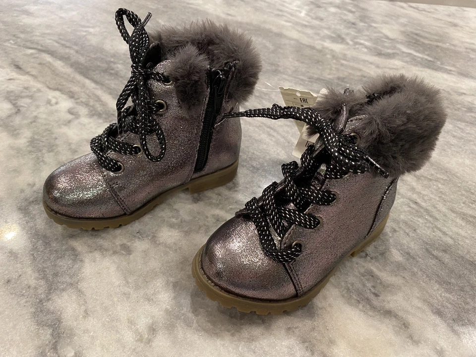 Bota Gap Niñas Talla 6 BABY GAP Niño Pequeño Nueva con Etiquetas Nuevo Botín de Piel Sintética Metálico Plateado Foto 2 de 4