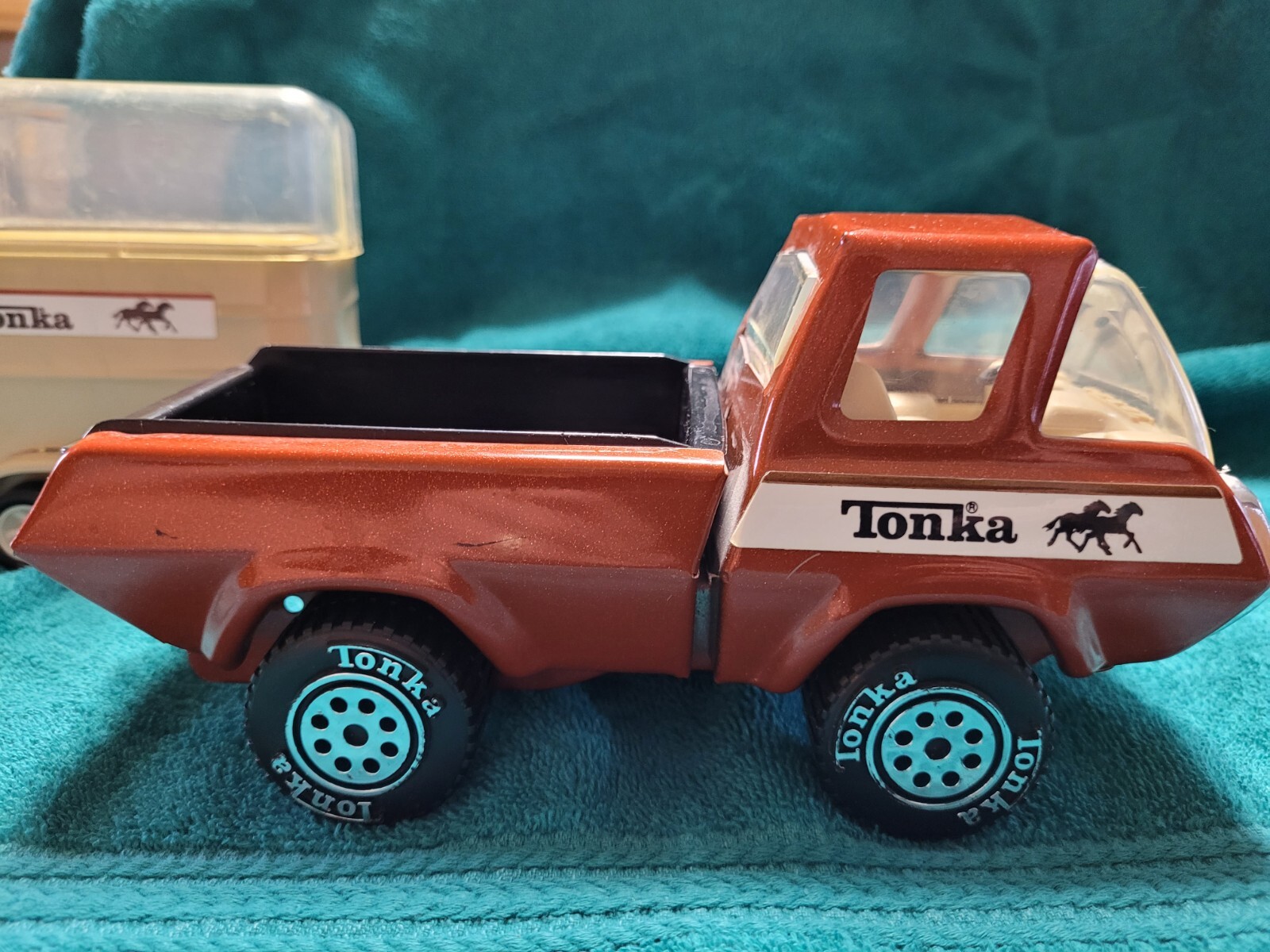 Vintage Tonka Truck and Horse Trailer Combo With Horses. Very Good