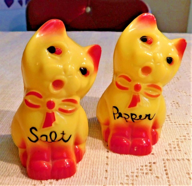 ADORABLE VINTAGE 1950's CELLULOID PLASTIC YELLOW CATS SALT & PEPPER