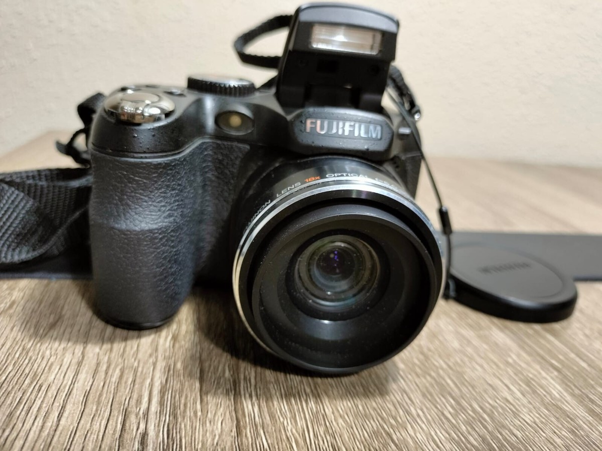 Fuji Fujifilm Finepix S1800 12.2MP Digital Camera w/18X Zoom #511