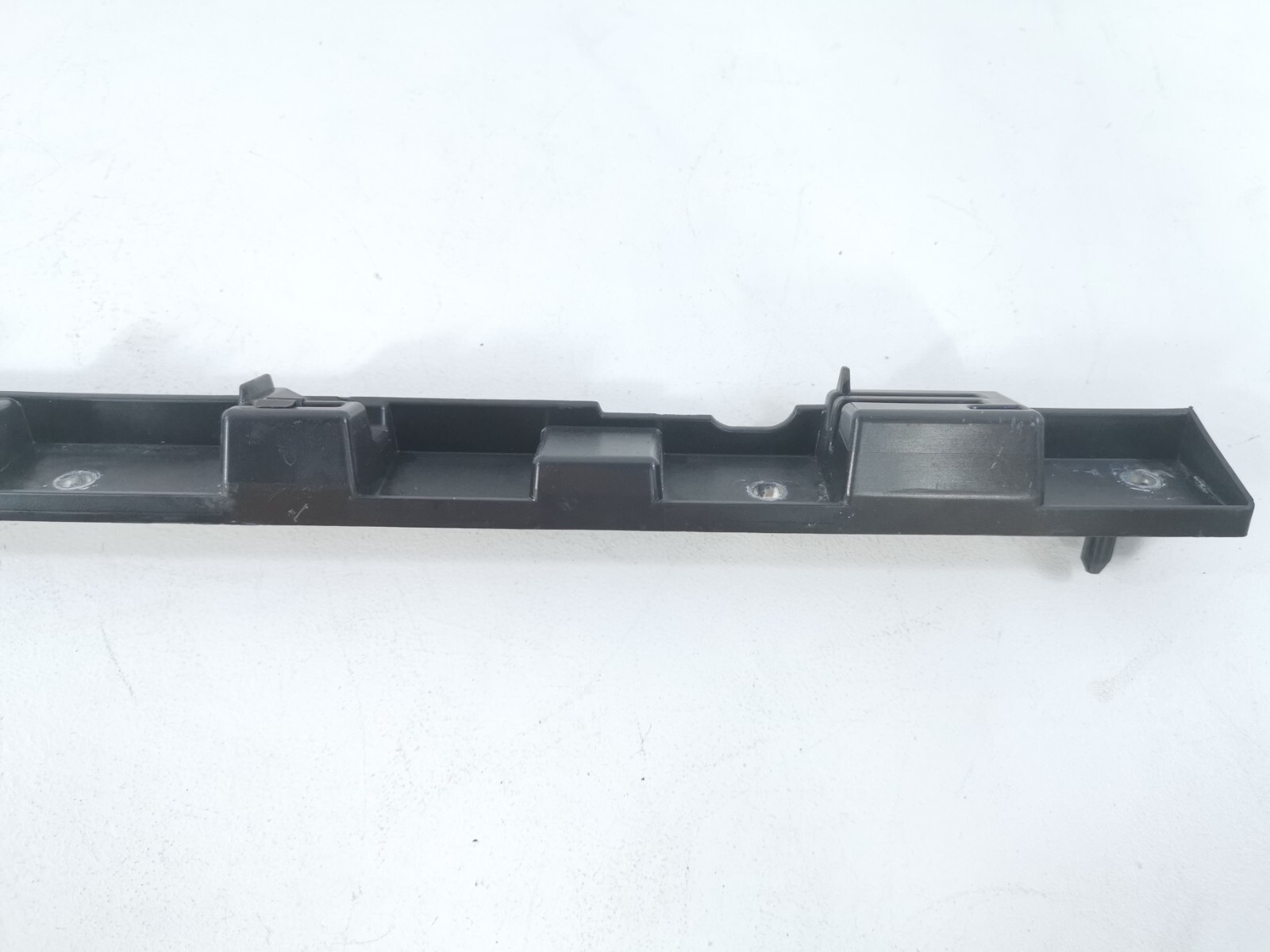 2017 - 2020 Maserati Levante LEFT SIDE SKIRT MOUNT BRACKET 670032479