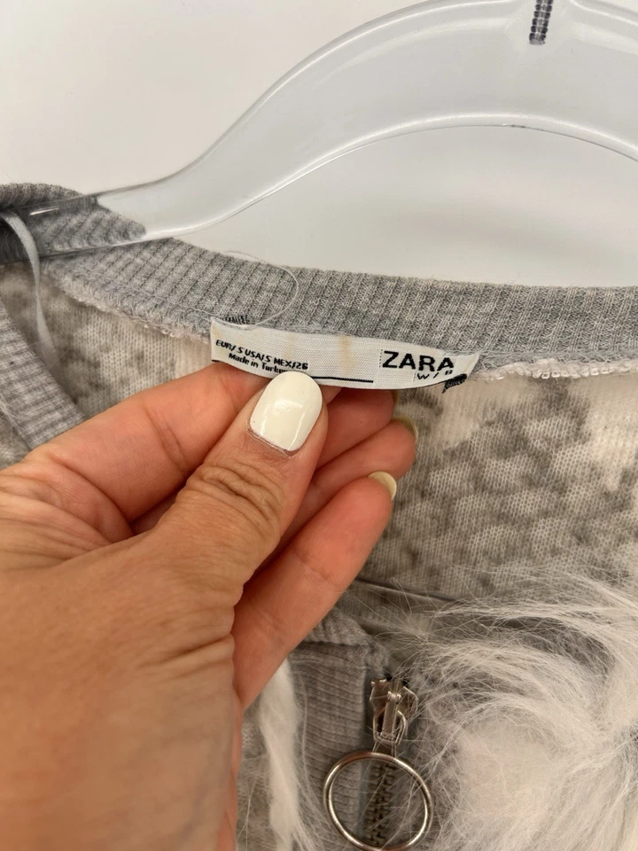 Suéter Zara Imitación Piel Diseño Pestañas Cremallera Completa Talla Pequeña Blanco Gris Foto 3 de 4