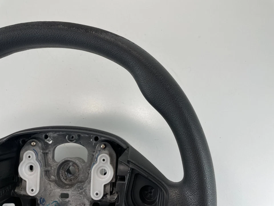 Volante lateral izquierdo Ford Fiesta 2014-2017 sin interruptor de crucero OEM, 34076683 Foto 3 de 4