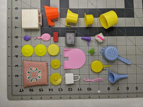 Vintage Mode Puppe Geschirr Set Töpfe Pfannen Haarschmuck Konvolut - Bild 15 von 18