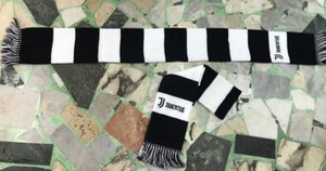 1 SCIARPA E CAPPELLO JUVENTUS UFFICIALE LANA JUVE NUOVO LOGO 2018 ACRILICO 100/%