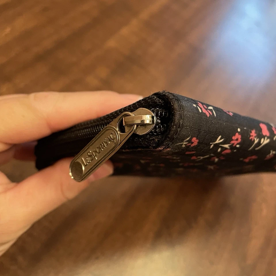 Cartera LeSportsac negra/rosa flor cremallera alrededor Foto 3 de 4