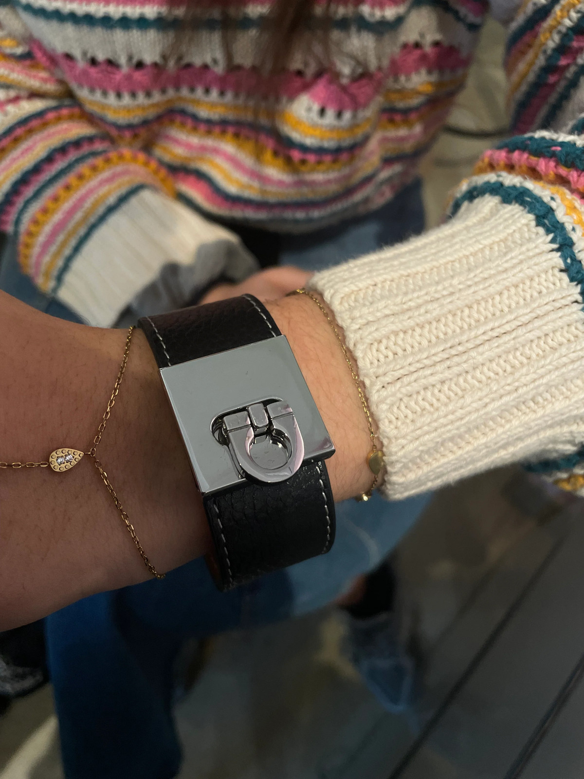 Bracelet en cuir noir pour homme idéal avec un costume ou une tenue casual chic