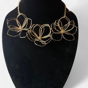 Dynamic gold tone floral shaped wire necklace