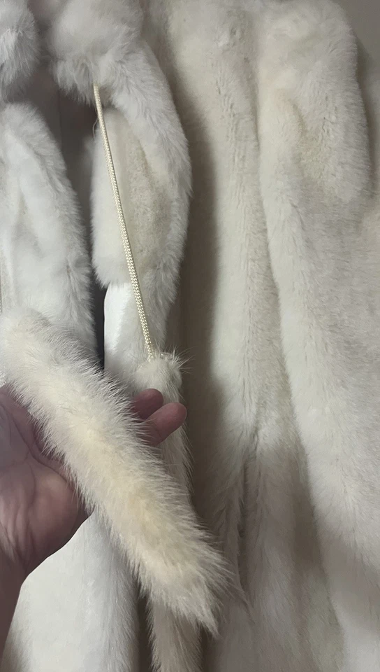 Vintage Faux Fur Grandella II Sportowne USA Size 8 White Women’s Coat 1960’s - Image 4 of 4