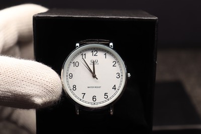Q&Q Japan Mens Watch Silver Bezel Round White Dial Black Leather  New