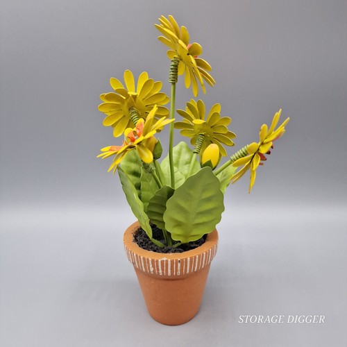 Fiori in metallo giallo arancio in vaso di ceramica marrone, alto 8,5" - Foto 3 di 8