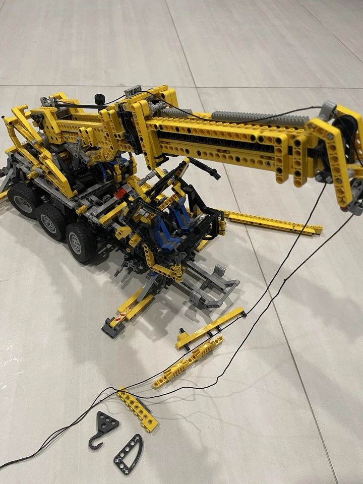 LEGO Technic 8421 Mobile Crane Prebuilt ***incomplete*** READ*** - Image 3 of 4
