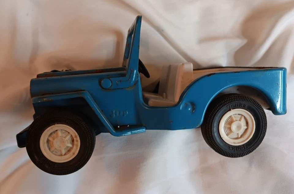 Jeep Tonka Runabout serie de vida exterior azul claro Jeep Tonka con paredes blancas Foto 3 de 4