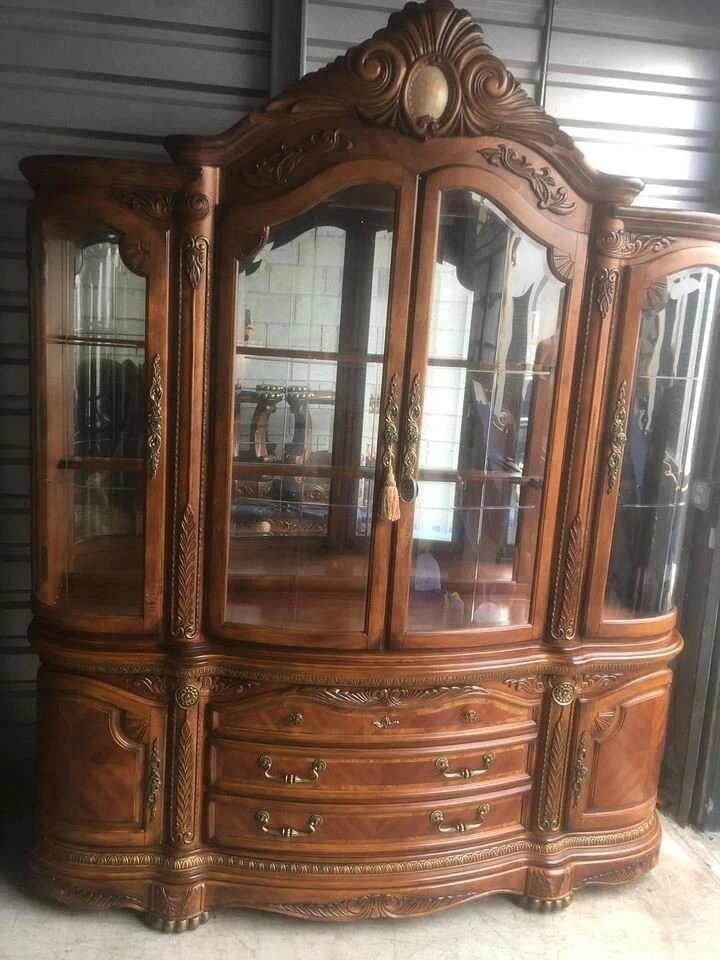 AICO by Michael Amini Cortina china cabinet - Image 3 of 3