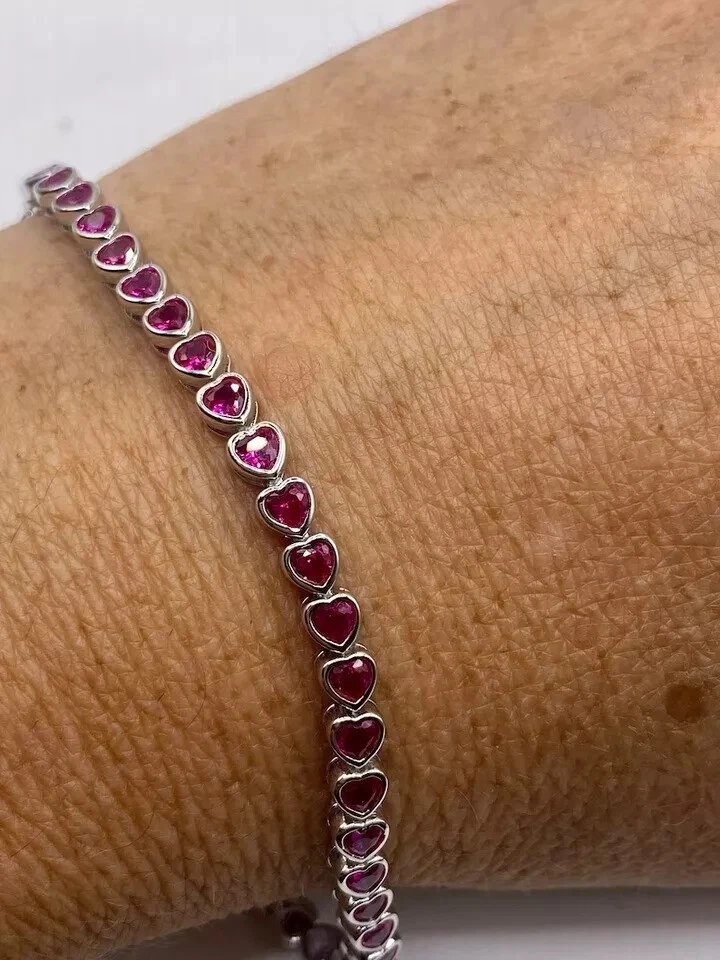 Conjunto de pulsera de tenis con bisel de rubí simulado de corazón de 8 quilates de oro blanco de 14 quilates sobre plata de 8" Foto 3 de 4