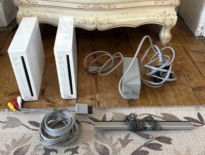 2 x Nintendo Wii Konsole 1 x Stromkabel 1 x AV-Kabel 1 x Sensor