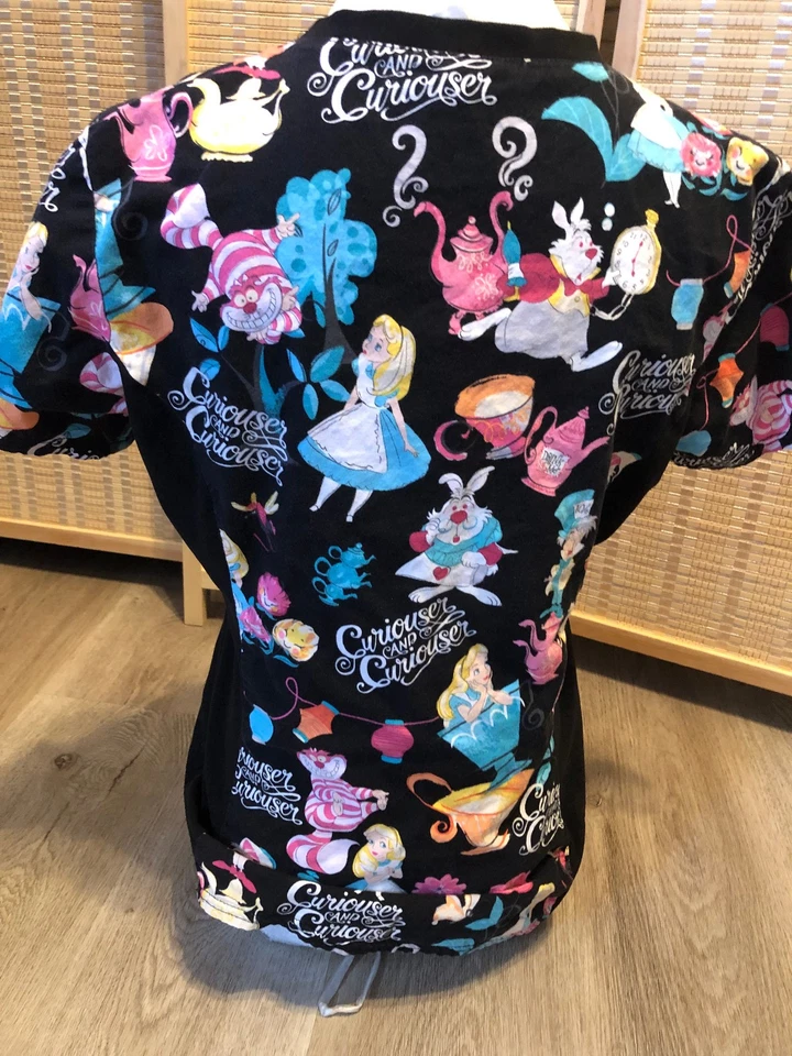 Blusa Médica Estampada Disney Alicia en el País de las Maravillas Sombrerero Loco Negra Pequeña S H2 Foto 3 de 4