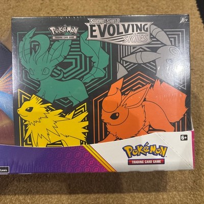 Pokémon TCG Evolving Skies Elite Trainer Box + Lucario V Tin