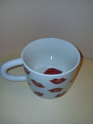 Room Essentials 14 oz Stoneware Coffee Mug White/Red Lips Novelty Print