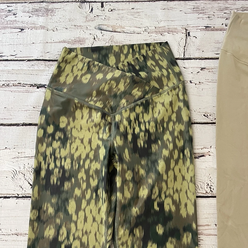 Leggings OFFLINE by Aerie Beige Real Me Acampanados Tiro Alto Talla Mediana y Pequeña Floral Foto 2 de 4