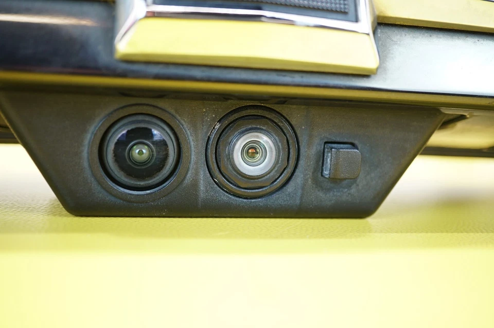 🔅 2019 CHEVROLET TRAVERSE Applique Assembly, Rear Closure Center OEM - Image 3 of 4