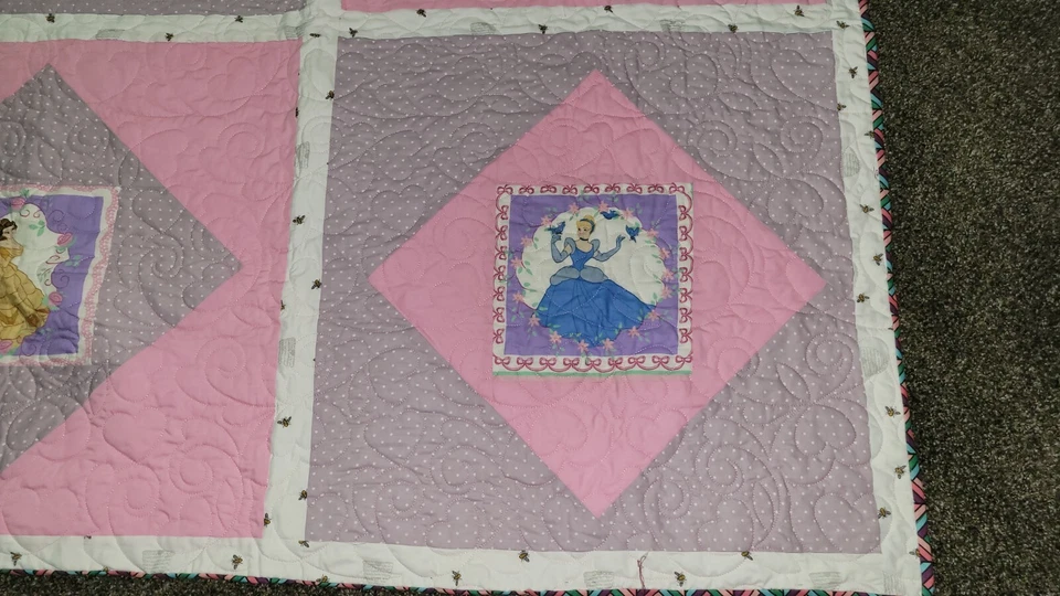 Nova Colcha/Berço/Lance "Princesa" Feito à Mão para Bebê Menina 43"x46.5" - Imagem 2 de 4