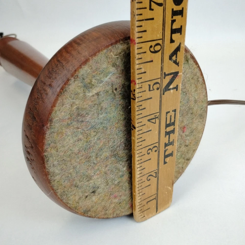 Par de lámparas de mesa danesas modernas de latón nogal torneadas de madera años 60 MCM Foto 4 de 4