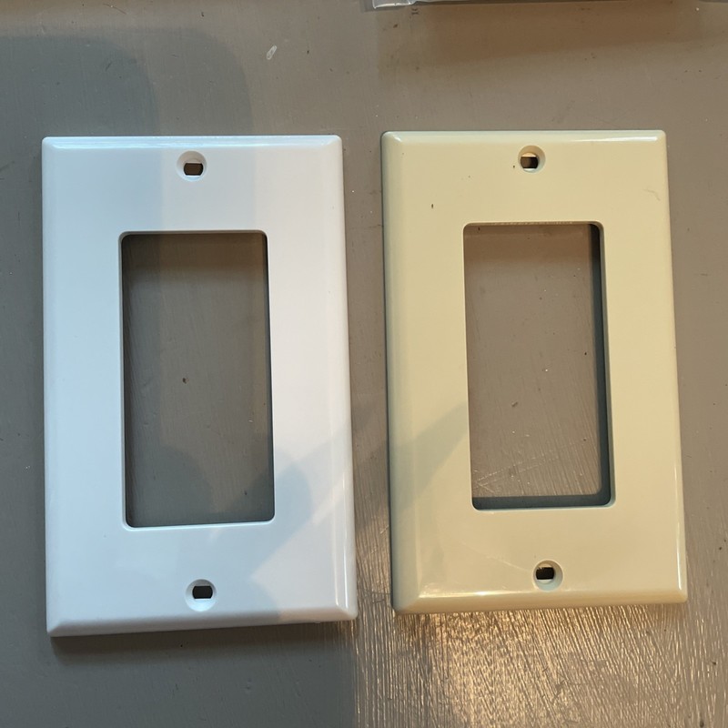 Quantity of 9 Single Gang Decora Wallplates, White And Ivory