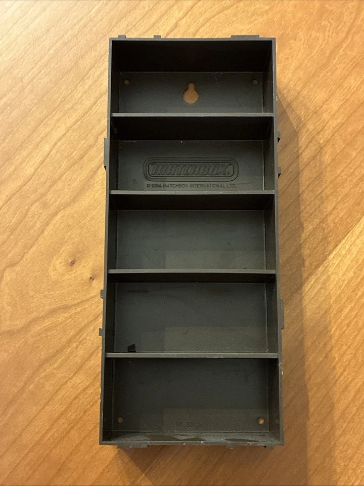 Vitrina de pared entrelazada de 5 ranuras de plástico marrón 1984 OCHO Matchbox Foto 2 de 3