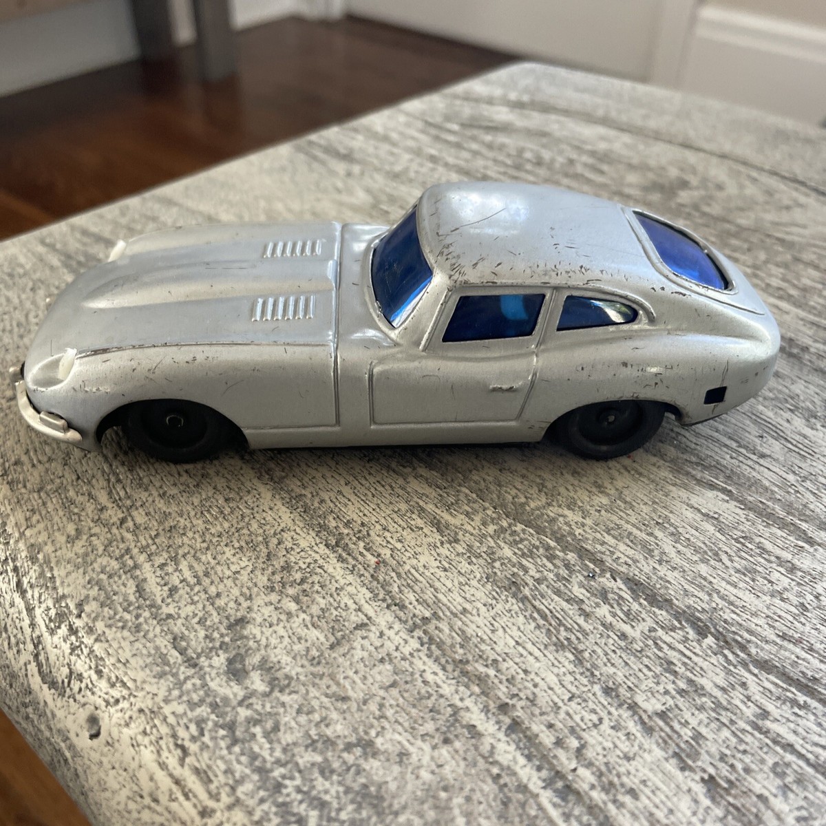 萬代屋【 ジャガーXK-E大サイズ青フリクション不良】ブリキtin car 箱