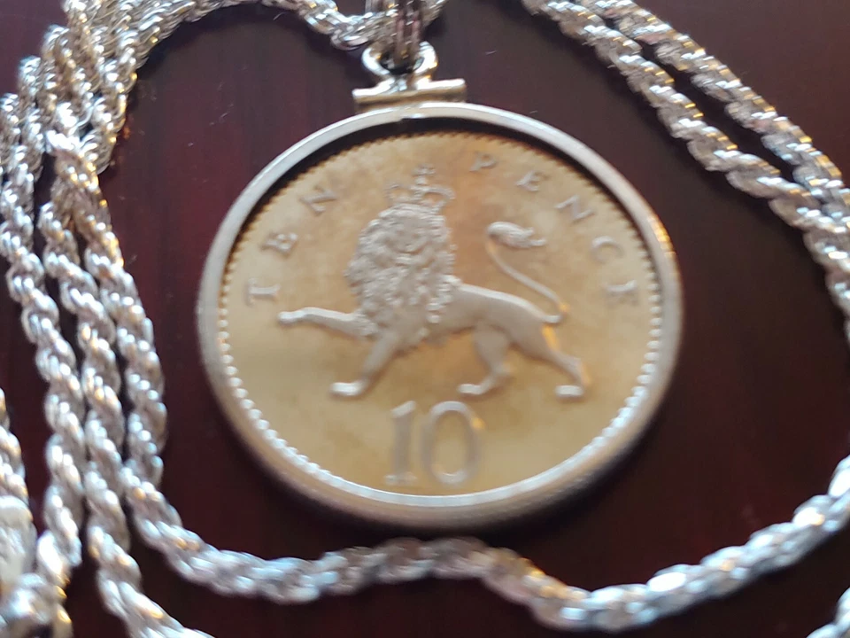 1999 ROYAL ENGLISH LION Proof pendant on an 18" Sterling Silver Rope Chain 25mm - Image 3 of 4