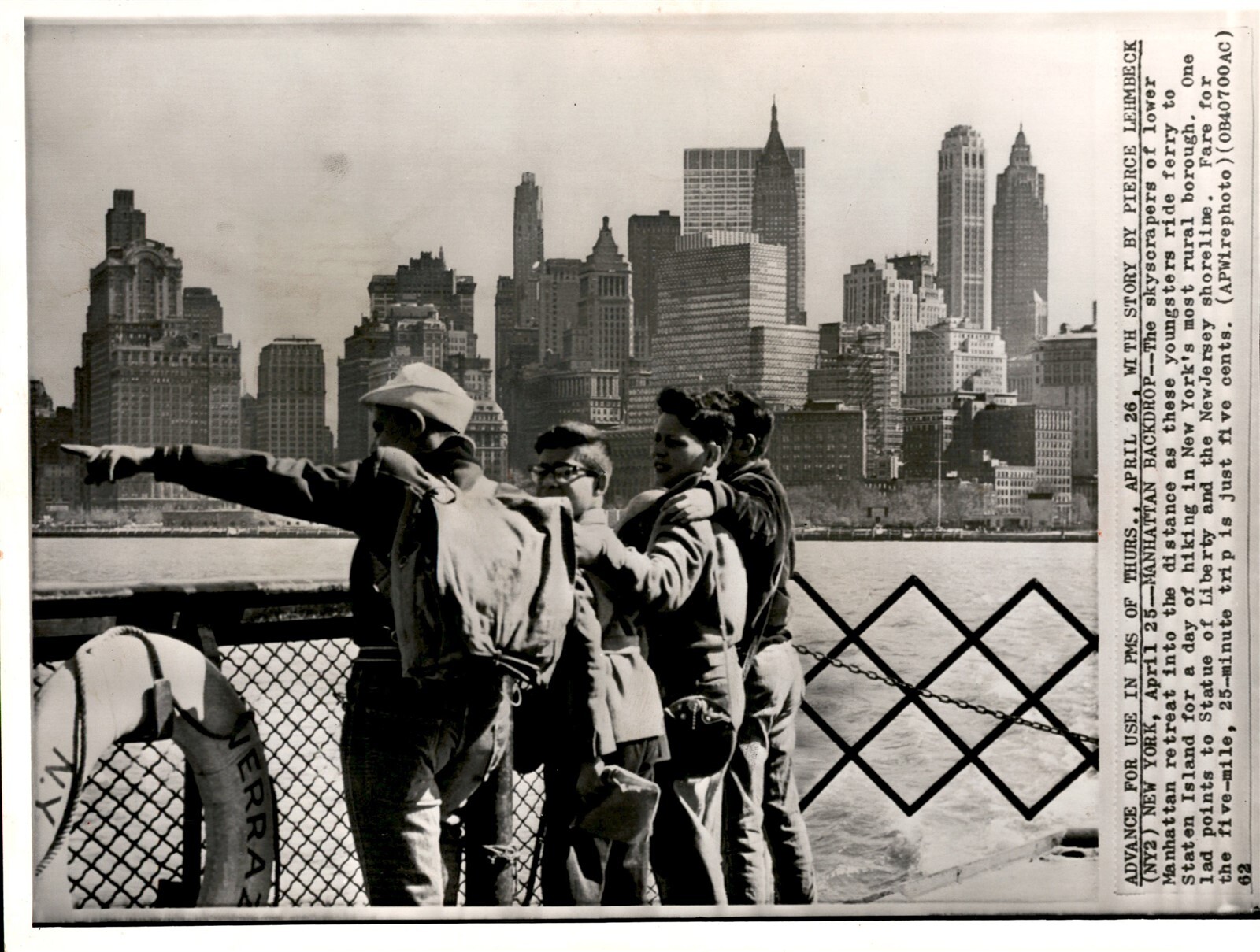 LD271 1962 AP Wire Photo MANHATTAN BACKDROP NEW YORK STATEN ISLAND FERRY VIEW
