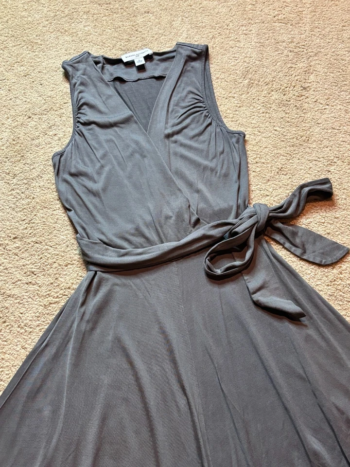 Vestido midi Banana Republic sin mangas verde-gris jersey cuello en V imitación envoltura seda S Foto 3 de 4