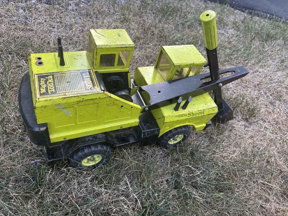 Green Tonka Mighty Shovel 3930  17” Pressed Steel  1970s Vintage Euclid Lime - Image 4 of 4