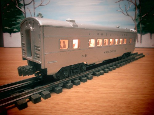 Lionel Lines Postwar 2421 Lighted Maplewood Passenger Car W/REPRODUCTION BOX - Picture 6 of 12