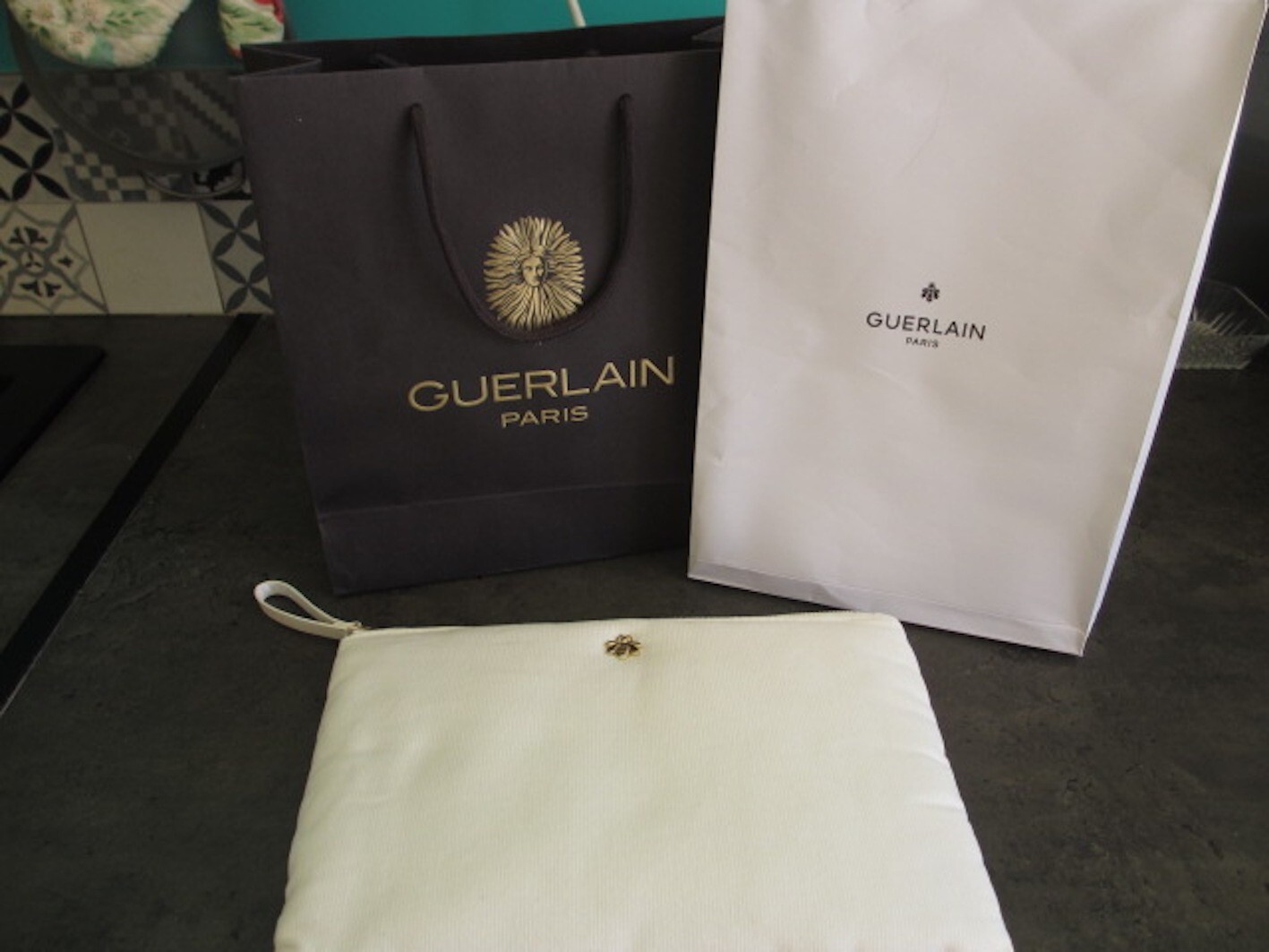 Pochette Guerlain en velours blanc | Trousse de toilette luxe avec zip doré élégant