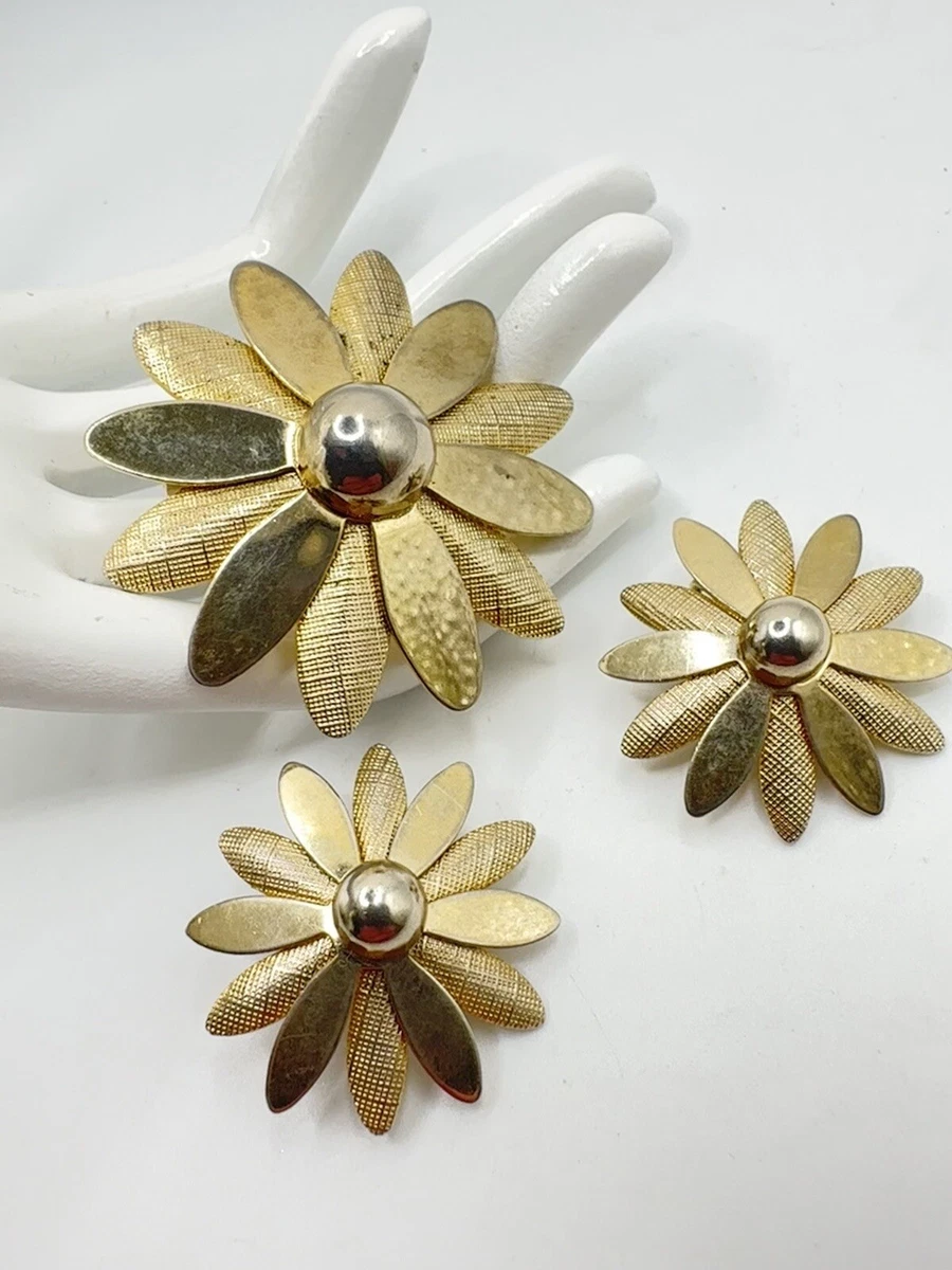 VINTAGE GOLD TONE DAISY FLOWER BROOCH PIN CLIP EARRING SET SARAH