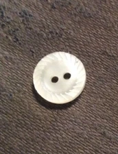 DILL BUTTONS #150319 WHITE ROUND ETCHED--2 HOLE--13MM-- 19 PIECES