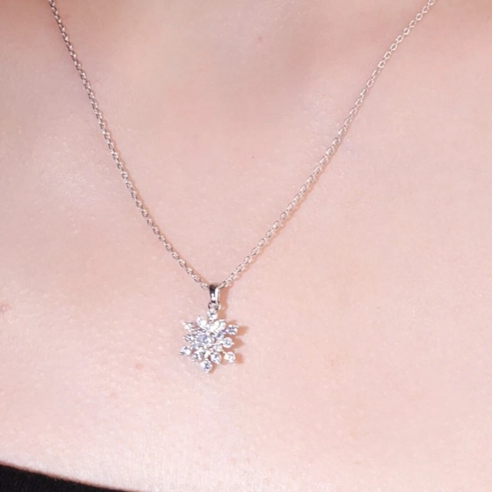 18k white gold made with SWAROVSKI crystal snowflake pendant necklace - Изображение 3 из 4